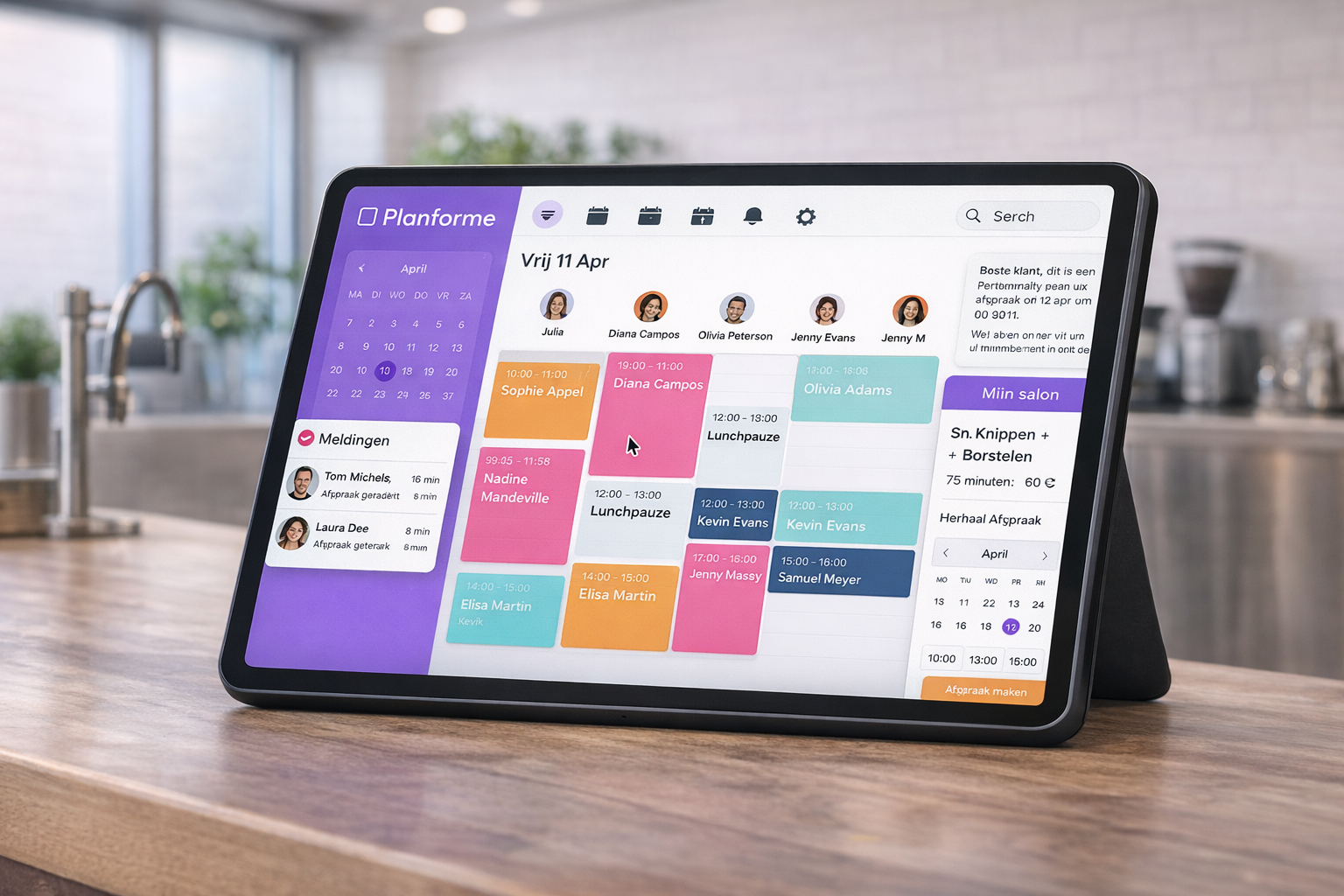 Eigenaar achter de kassa
